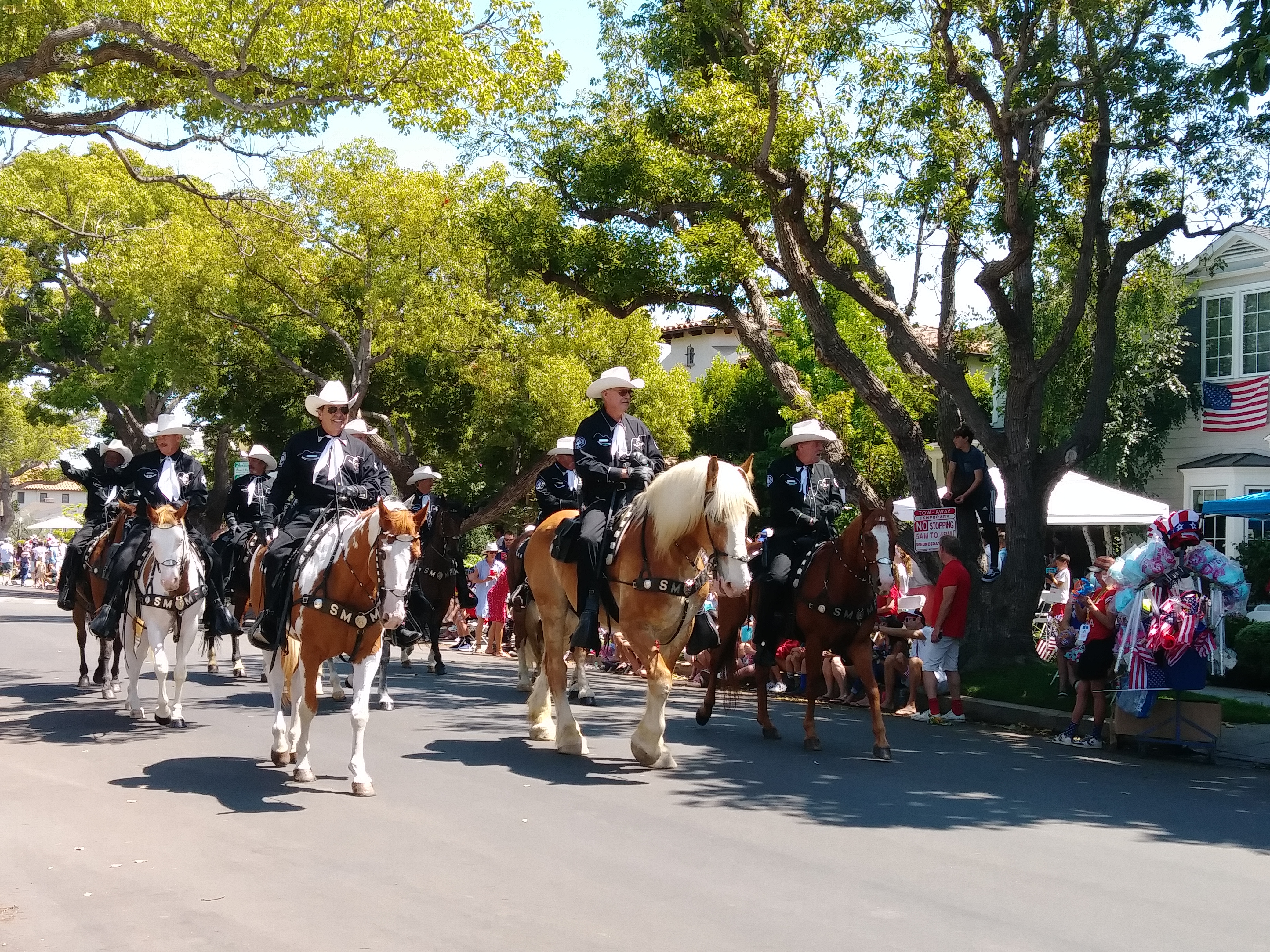 馬に載った保安官達の行進はアメリカらしい演出。