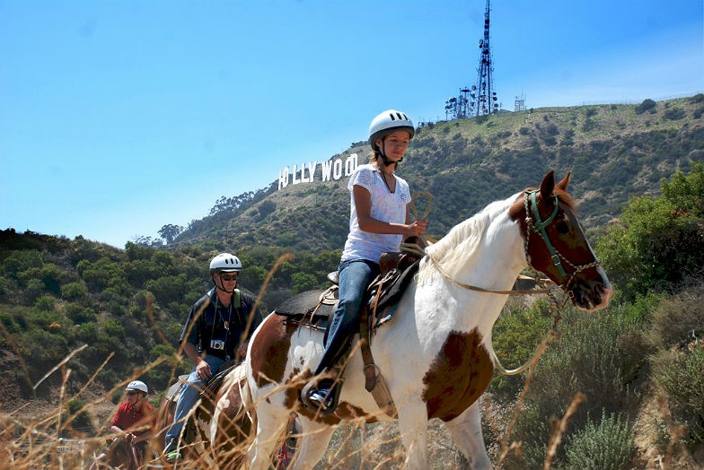 “Hollywood”サインを見ながら乗馬！