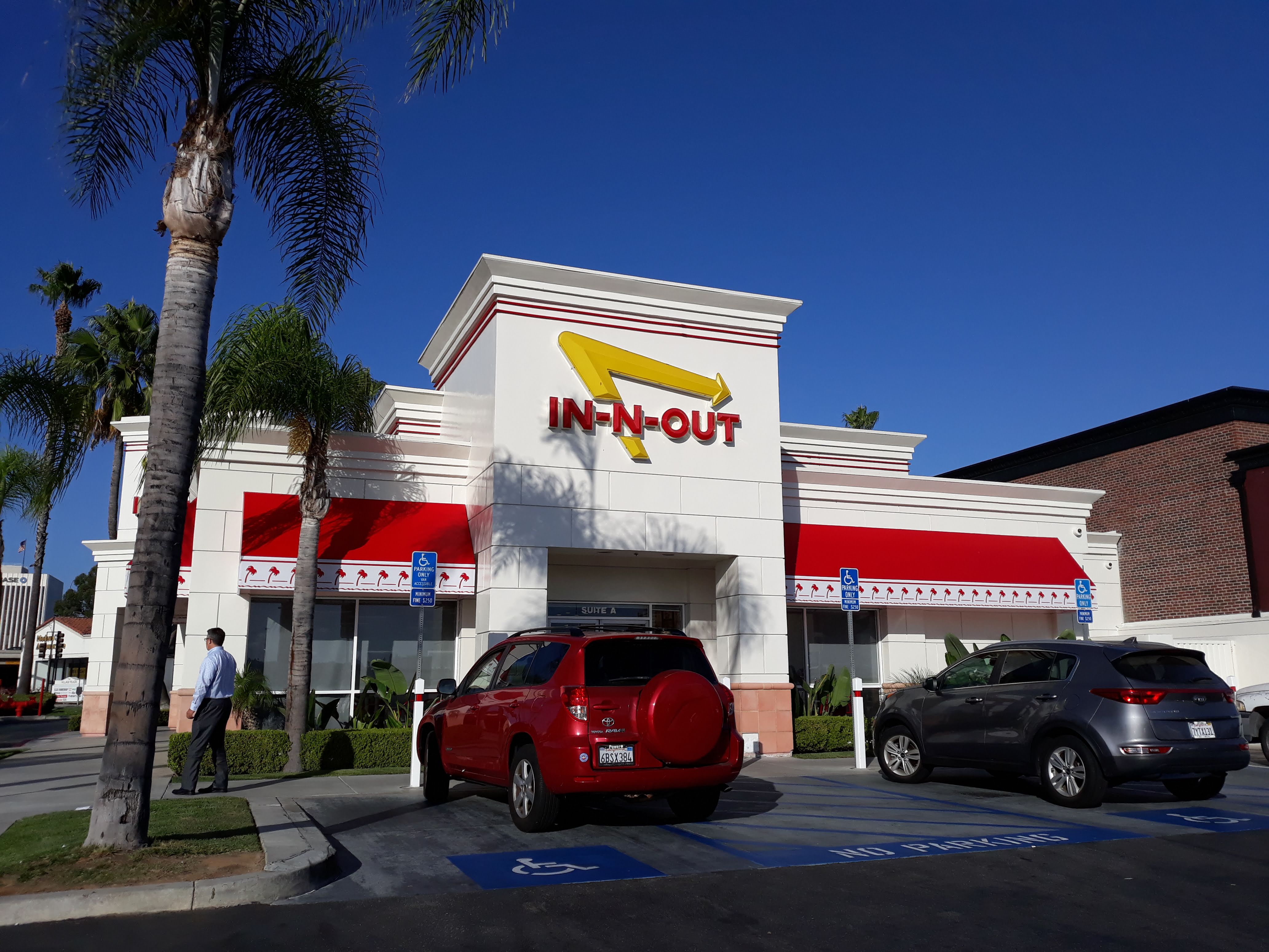 カリフォルニアでハンバーガーなら まずは”In-N-Out Burger”へ！